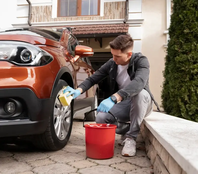 Lavage auto à domicile Berteaucourt-les-Dames : professionnel intervenant sur un véhicule